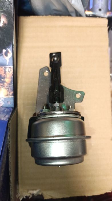 Актуатор (вакуумний клапан) турбіни.