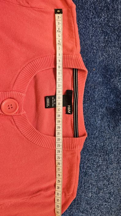 Koralowy sweterek 36 guziki H&M