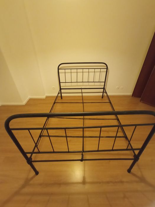Cama de ferro preta