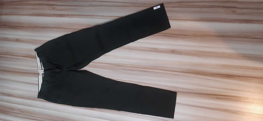 [21] Spodnie materiałowe marki H&M rozmiarze 32.