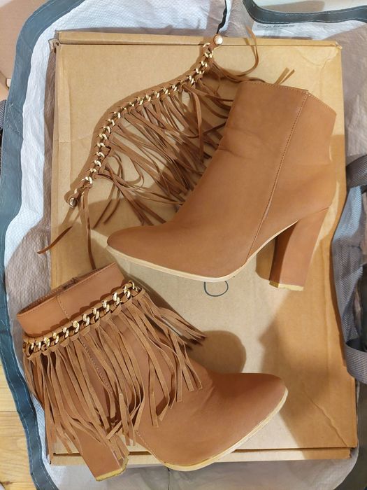 Botki brązowe camel 37 ocieplane frędzle
