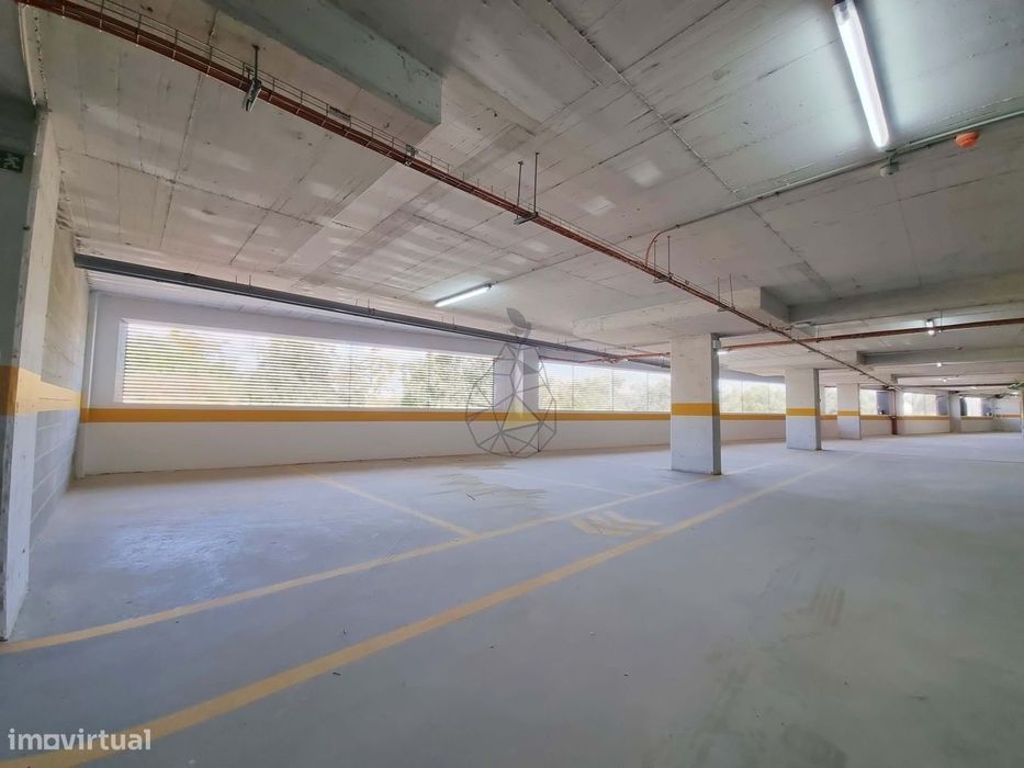 Garagens Box à Venda em Portimão — de 16 m² a 28 m², entre a estação d