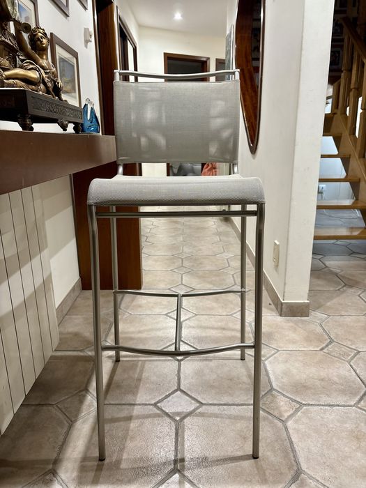 Duas cadeiras altas para sala ou cozinha