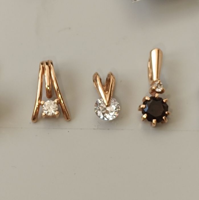 Кулон из золота с цирконием.