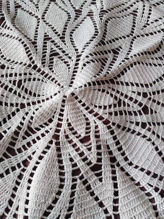 Biały obrus szydełkowy 88 cm