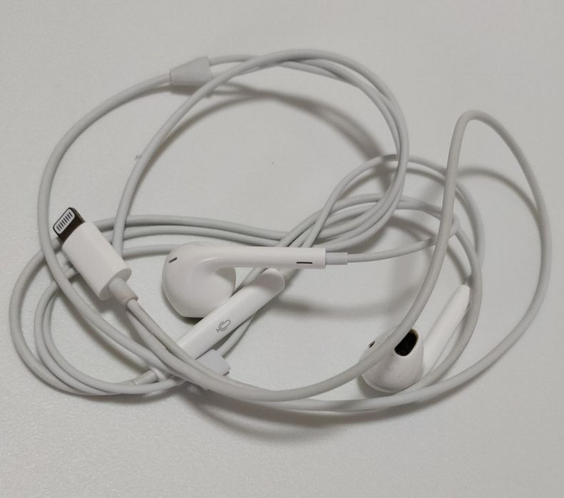Apple EarPods with Lightning Connector (MMTN2ZM/A)