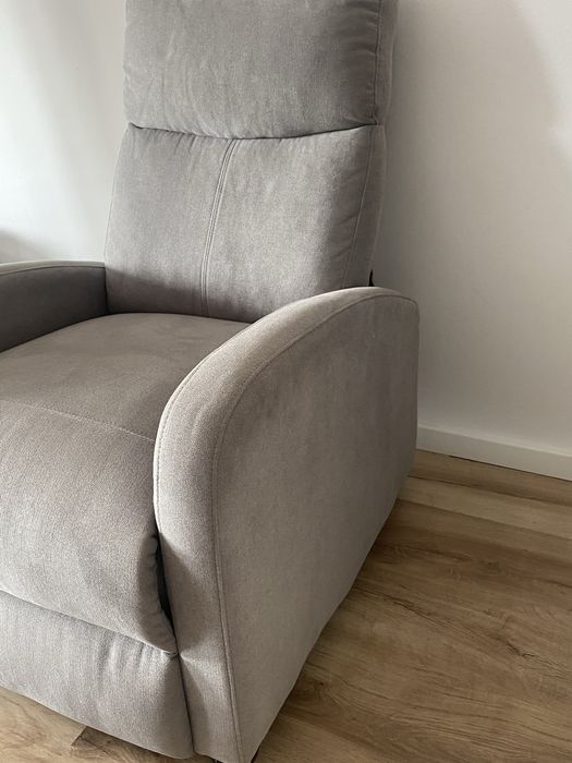 Poltrona cinza reclinável em perfeito estado