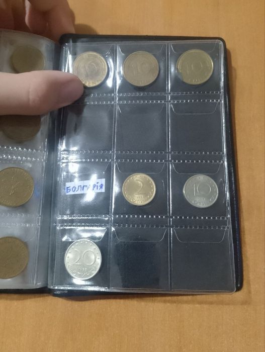 Альбом з різними монетами
