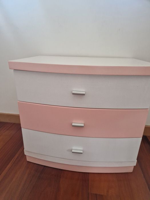 Cómoda e mesa de cabeceira