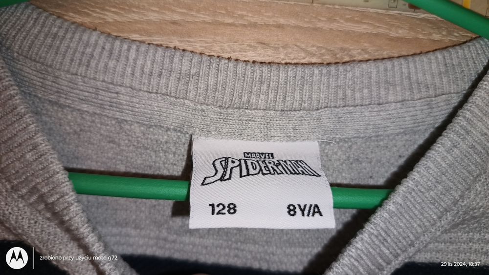 Sweterek C&A w paski ze Spidermanem dla chłopca