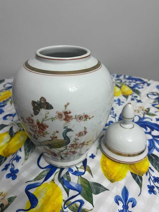 Jarra decorativa em porcelana portuguesa com tampa – pavão e flores