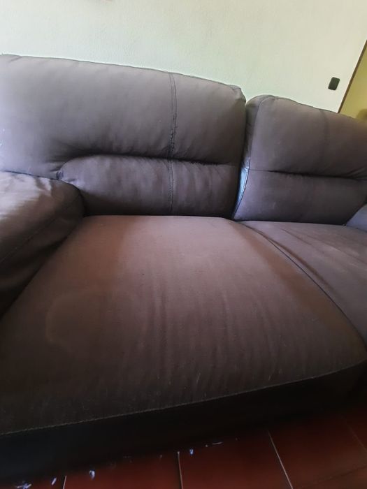 Sofá castanho usado para dar. APENAS UM