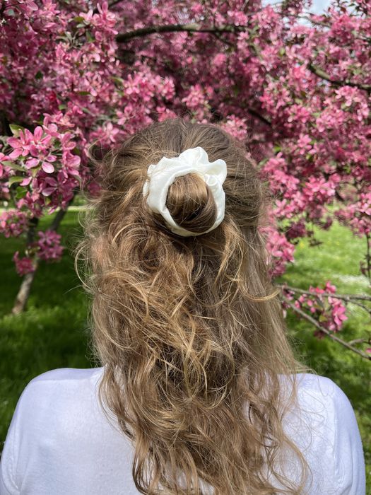 Jedwabna scrunchie mleczna biel hand made