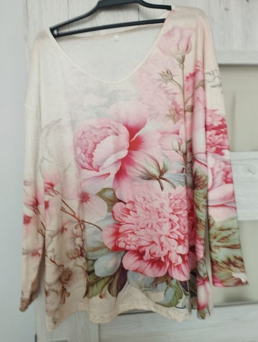 Duźa trykotowa bluzka w kwiaty XXL