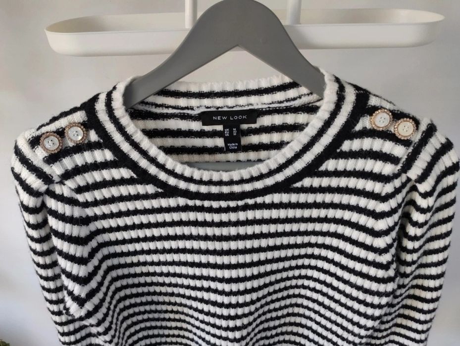 Krótki sweter w paski New Look. Piękne biżuteryjne guziki na ramionach