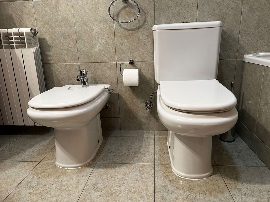 Vende-se bidé, com tampa e torneira, em muito bom estado.