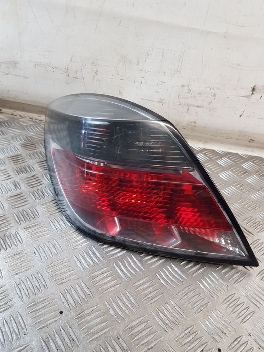 Lampa Lewa Tył 13252443 + Wkład Opel Astra Iii H Gtc Hb 05R- Europa