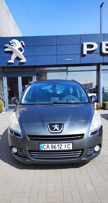 Автомобіль Peugeot 5008.
