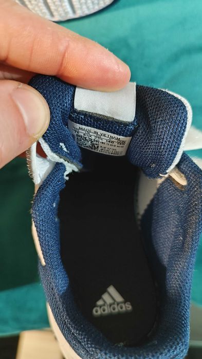 Adidas tamanho 23.5