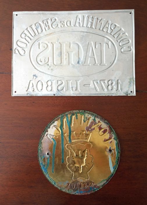 Antiga placa Companhia de Seguros Tagus e placa de Seguros Confiança