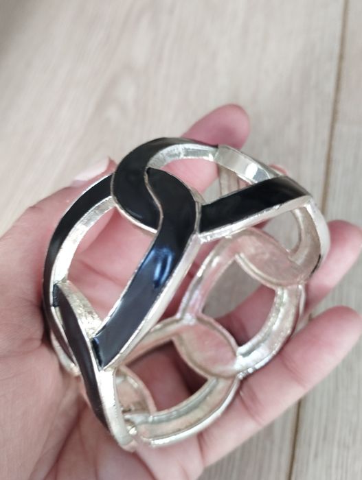 Pulseira preta e prateada