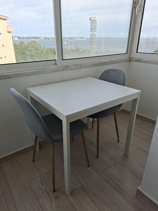 Mesa e 2 cadeiras
