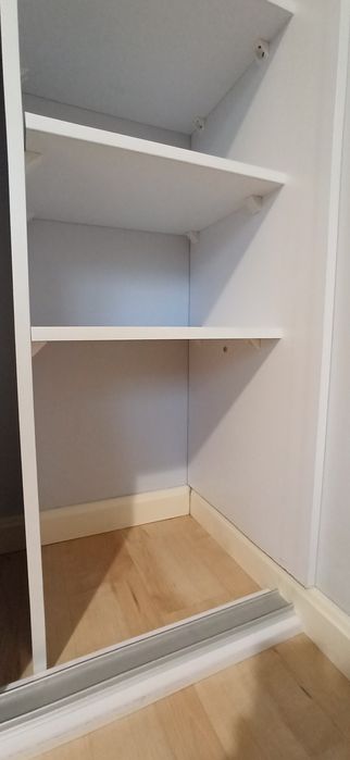 Szafa na wymiar z miejscem na wieszaki i półkami