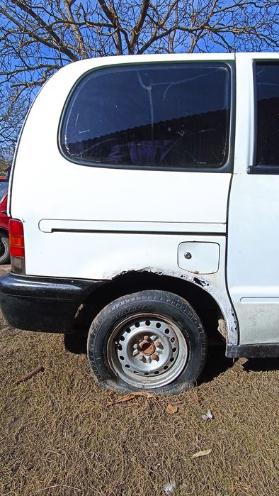 Nissan venete 2000рік