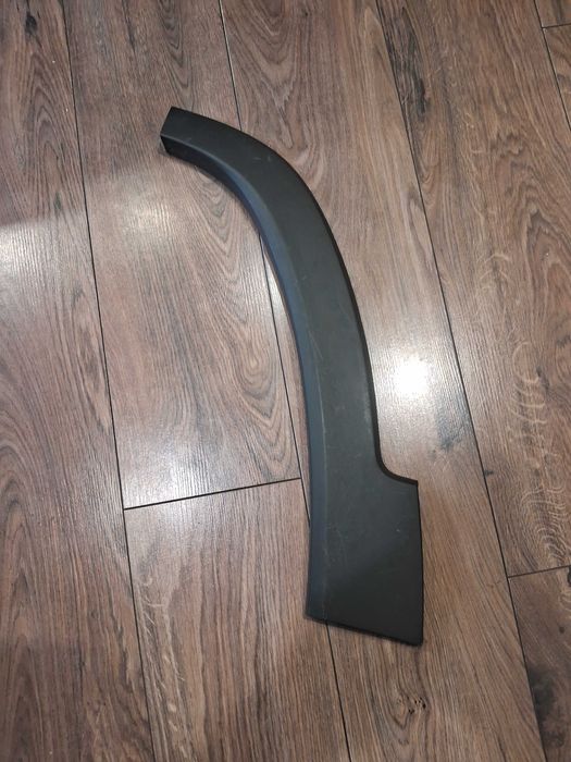 продам накладку на двері задня права Jeep Cherokee