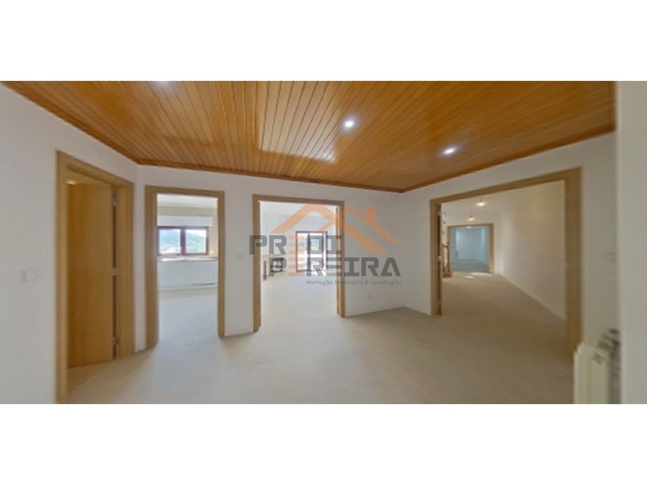 Apartamento T3 duplex remodelado, com box, situado em Casal de Cambra.