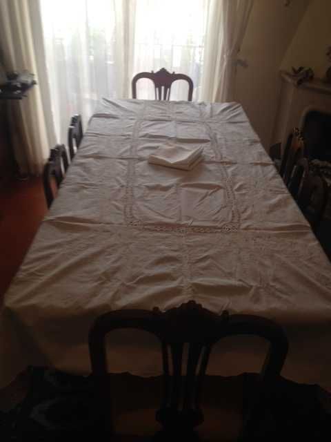 Magnífica toalha em linho, rectangular, com bordado e renda.