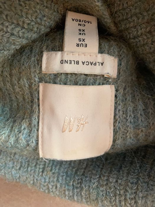 Вовняний жіночий светр бренду H&M. Розмір може бути М,L,XL,бо оверсайз