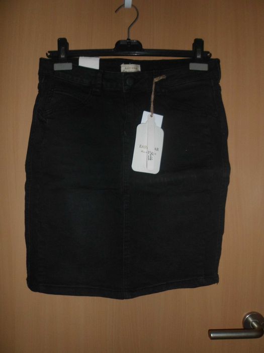 saia com bolsos da marca Easy Wear para mulher jovem