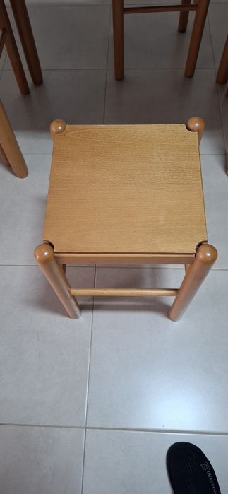 Mesa de cozinha extensível + 2 cadeiras + 2 bancos (como nova)