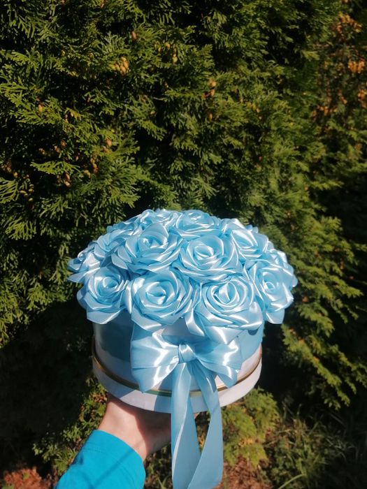 Róże z wstążki satynowej