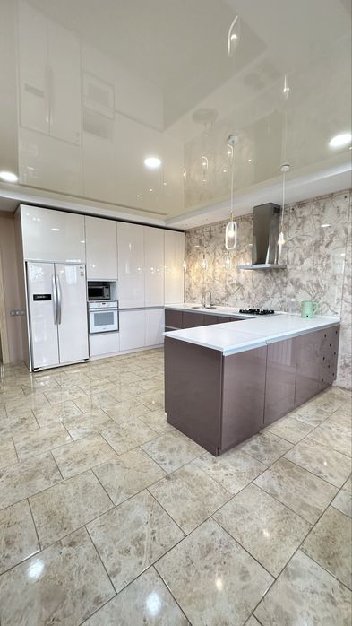 Продам добротный 2-х эт. дом 285 м2 в Обуховке, озеро Попасное, лес