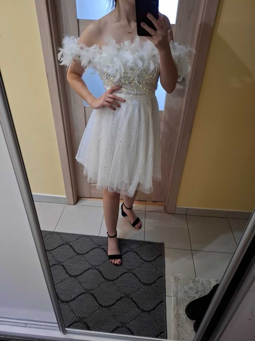 Biała błyszcząca sukienka panieński