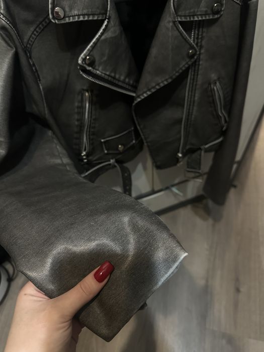 Жіноча шкіряна куртка