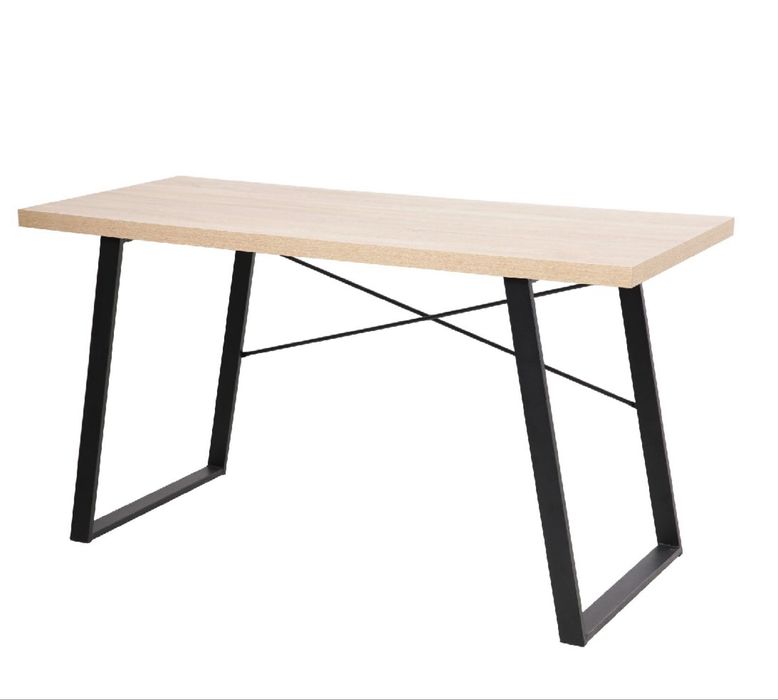 Secretaria Pinho com pés pretos