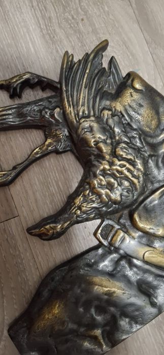 Imagem de cão de caça em bronze
