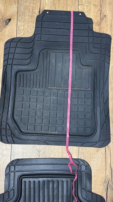 Універсальні резинові коврики в машину.