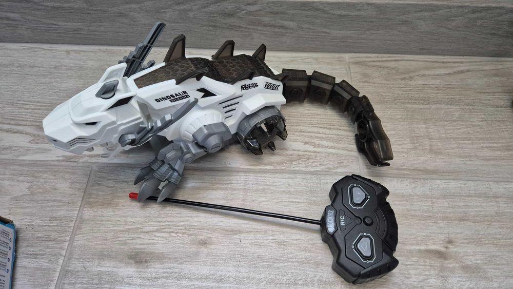 Радіокерована іграшка дінозавр, пускає пар із рта.