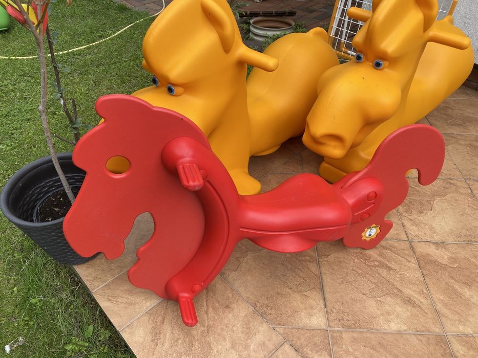 Płac zabaw. Bujaki na sprężynie.