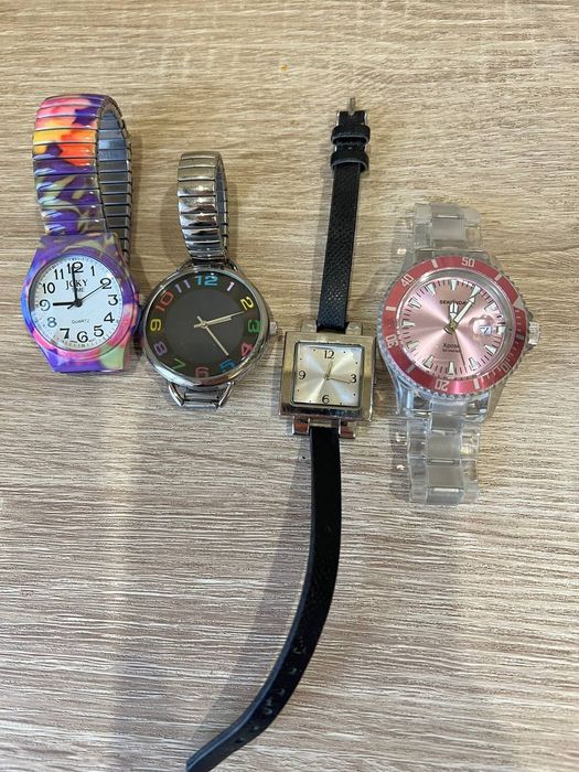 Наручные женские часы.