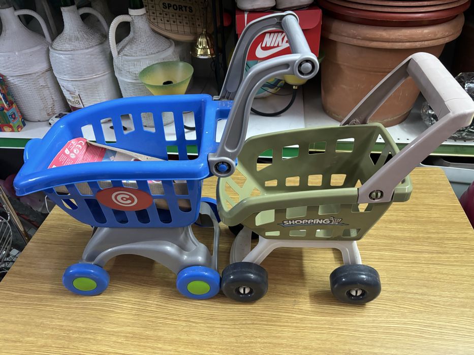 Brinquedos de praia e dois carrinhos com rodinhas
