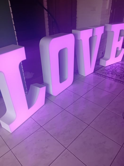 Napis LOVE na wesele