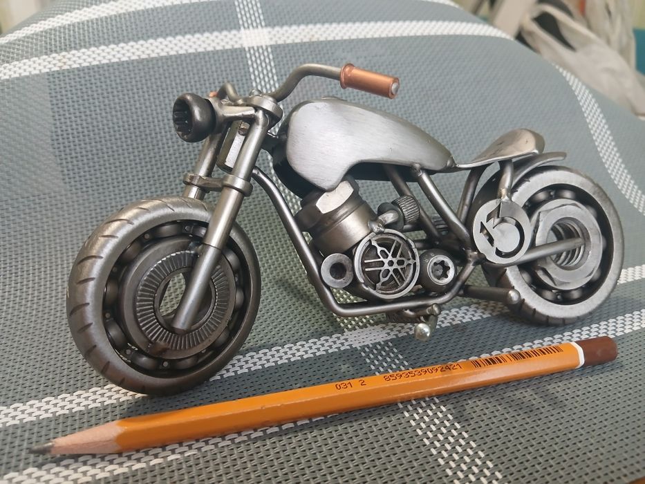 Модель мотоцикла из болтов и гаек