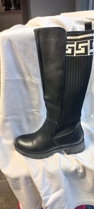 Botas pretas de cano alto