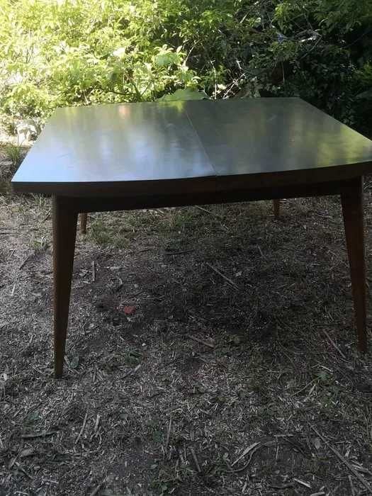 Mesa em madeira com tampo preto (fixo)