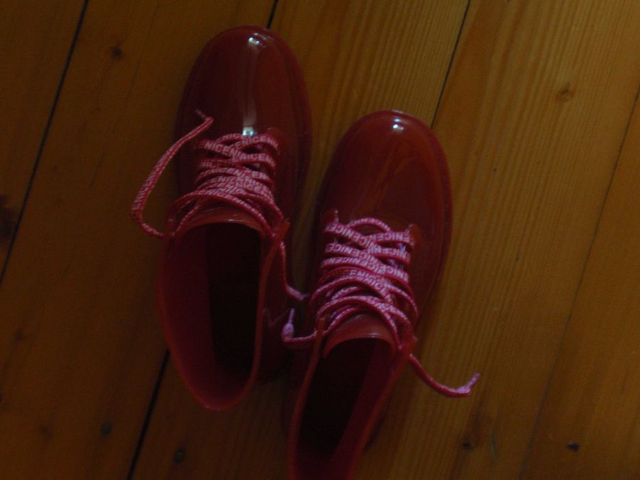 czerwone buty gumowe